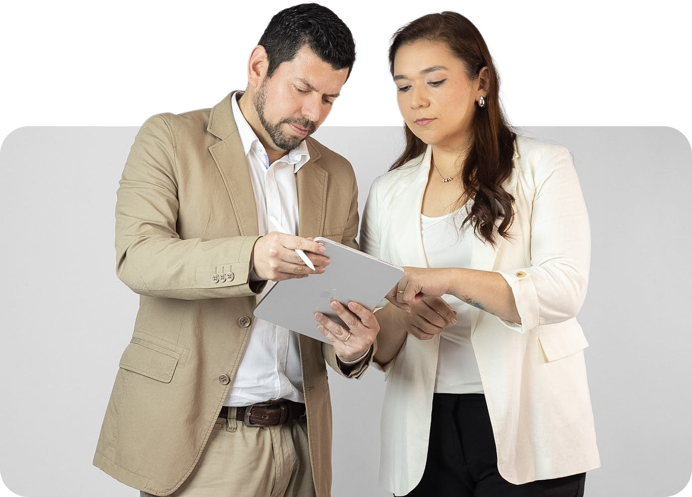 Javier Galdames y Melisa Cortes revisando información financiera